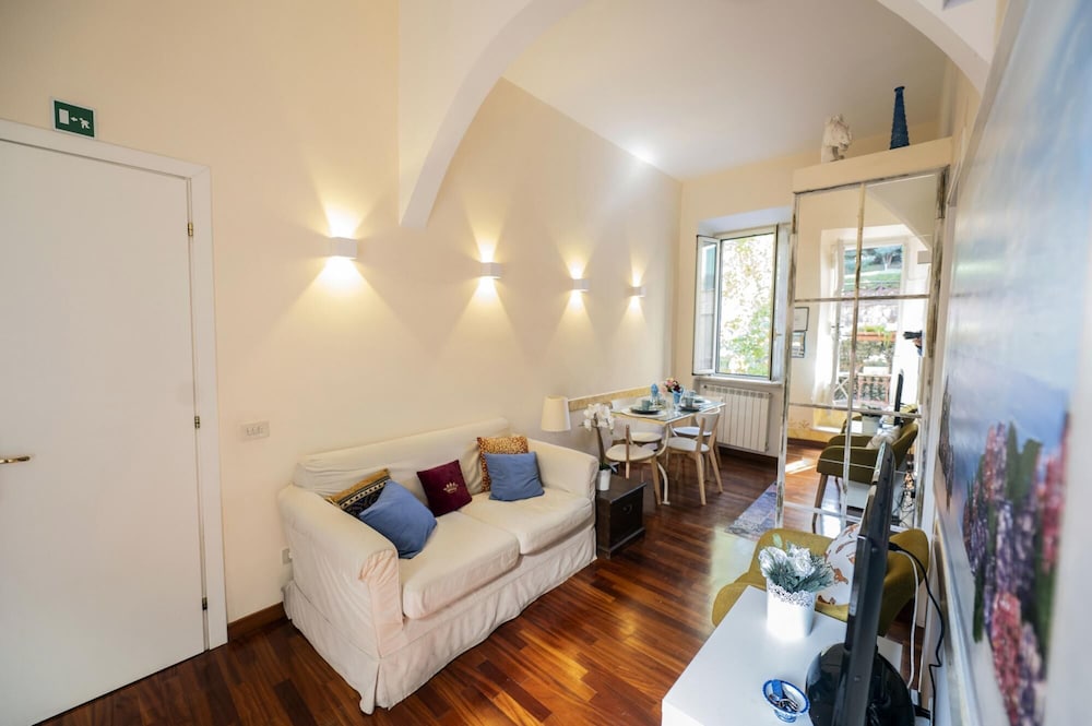 Colosseum 2BR Elegance and Charm