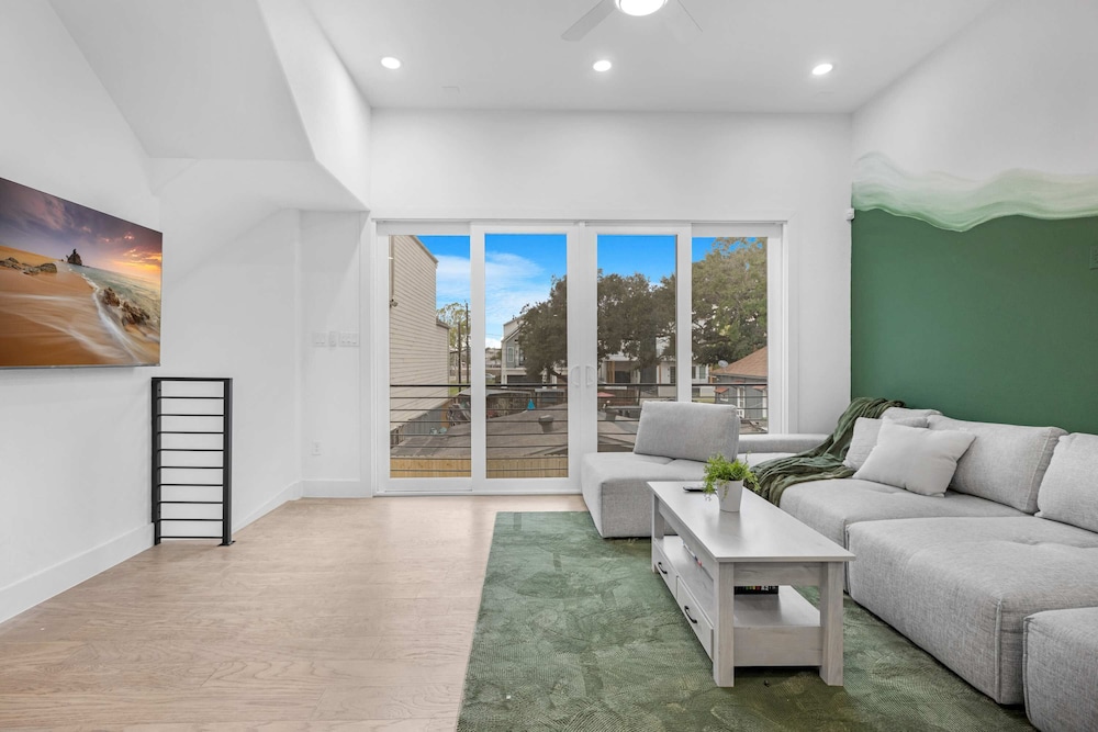 Houston 6 Bedroom Home