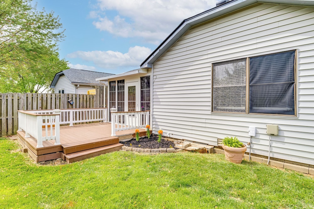 14 Mi to Dtwn Indy: Family Gem w/ Yard