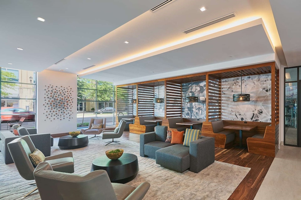 Global Luxury Suites Clarendon Metro view 4