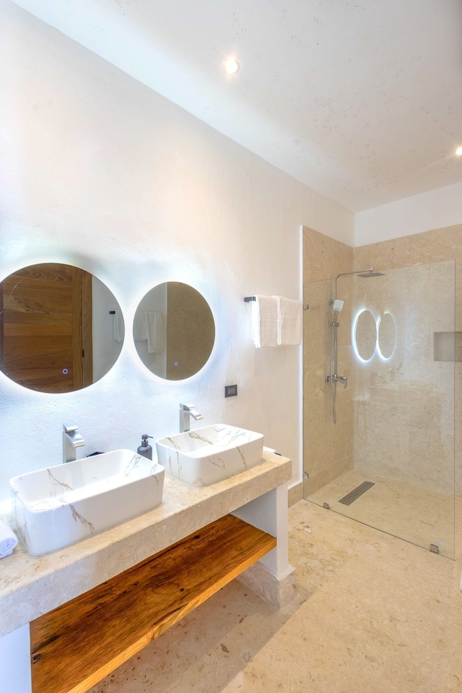 6BR Oceanfront Bliss With Private Chef and Pool