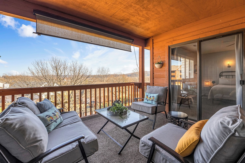 Bright Stylish Condo w/ Balcony