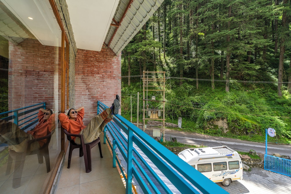 goSTOPS PLUS Kasol Manikaran Road, Bar and Hostel