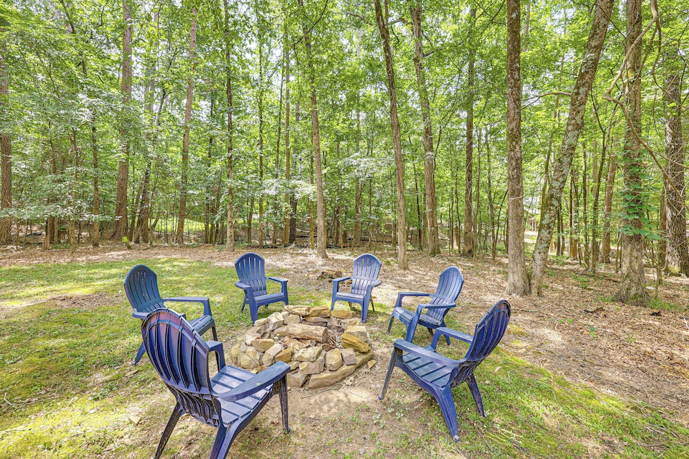 < 3 Mi to Broken Bow Lake: Hot Tub Haven!