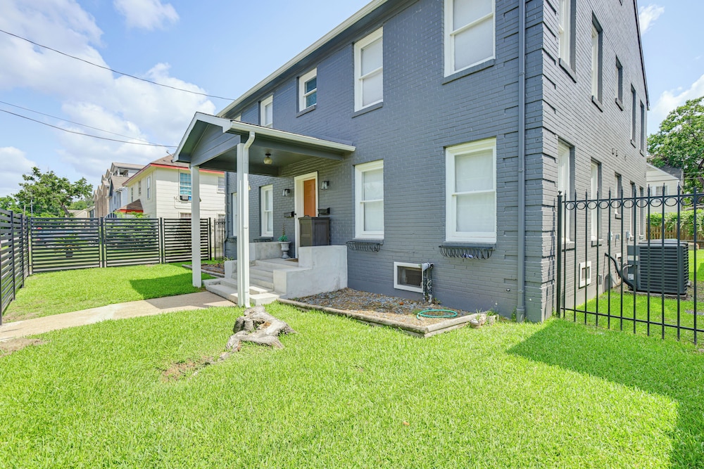 Condo 2 Mi to Houston Zoo & Museum District!