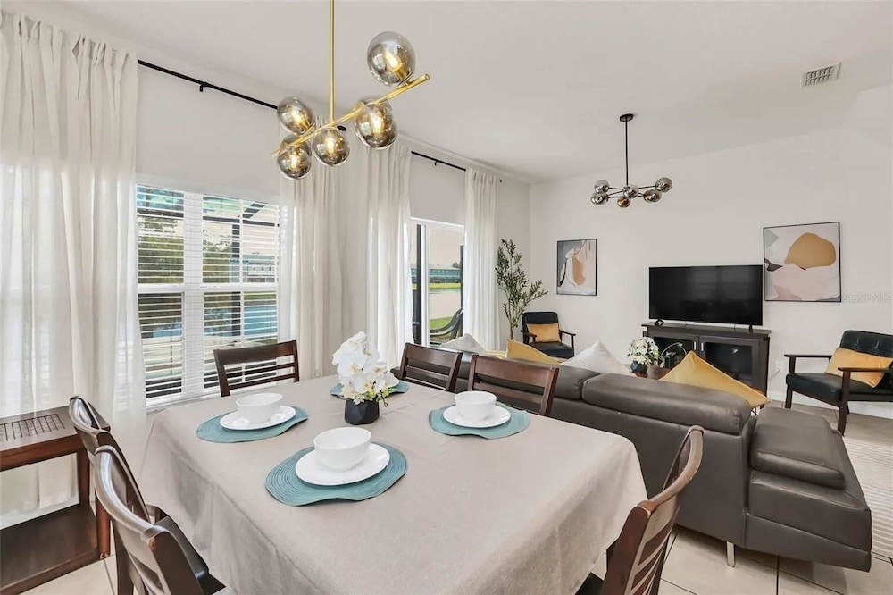 2335 Amazing 5BD Family Townhome Close to Disney