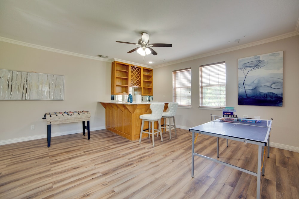 Game Room & Bar: Secluded Getaway in Farmersville