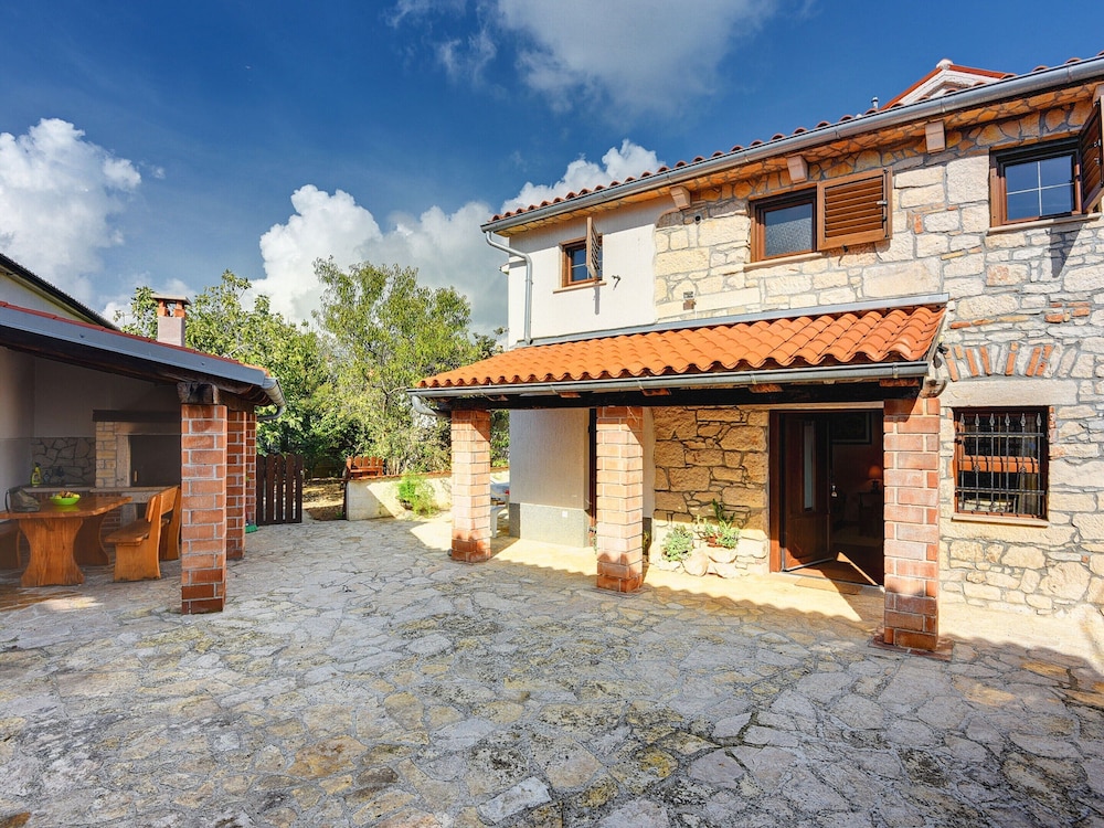 Holiday Home with Private Terrace in Center of Medulin near Beach