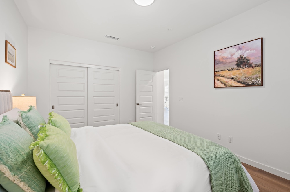 Spacious 5BR Getaway w Game Room Modern Comfort