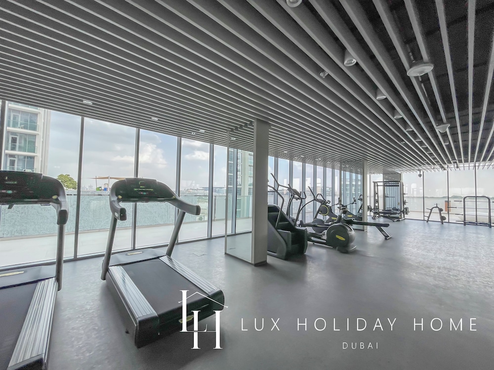 LUX | 2BR Lagoon View – District One, 10–15 min Burj Khalifa