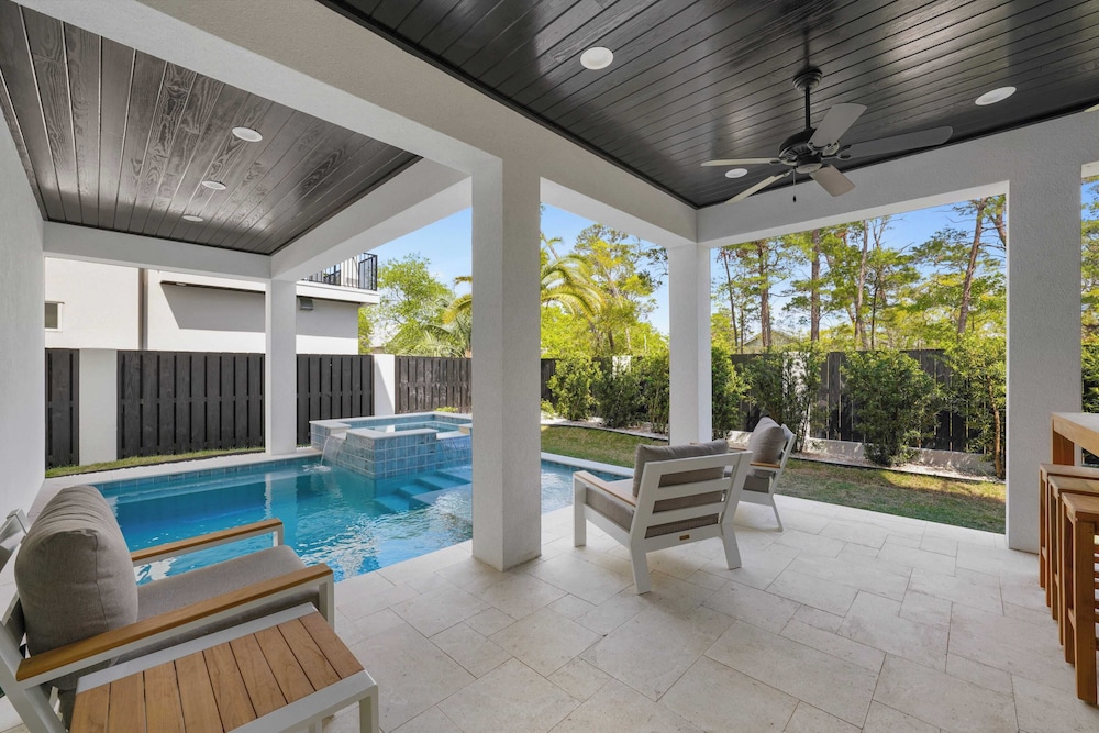 7 Bedroom Serentiy Sands Cottage with Heated Pool and Spa