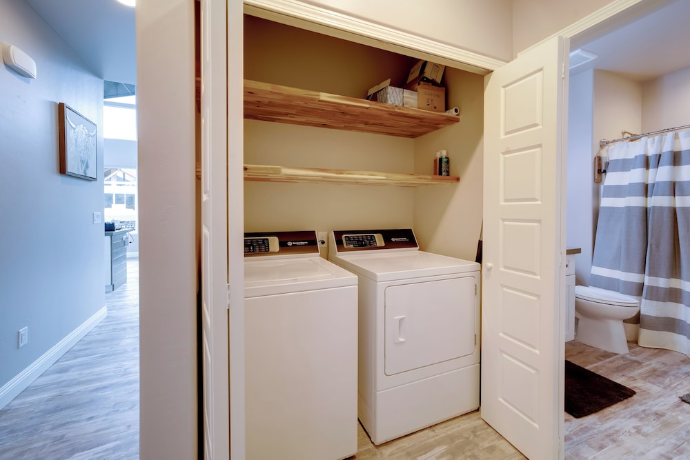 Hot Tub + Deck: Mtn-view Pine Getaway! view 4