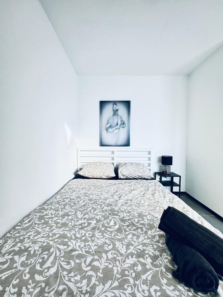 7 private Rooms in a spacious Villa