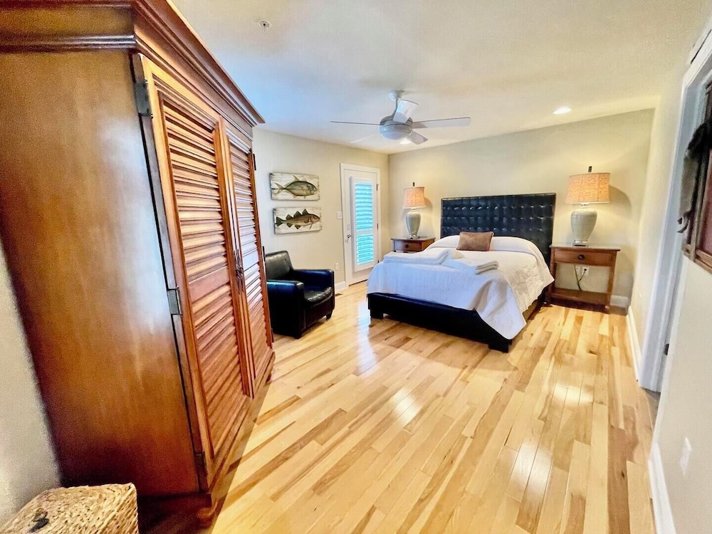 Blacstone Avenue 38285