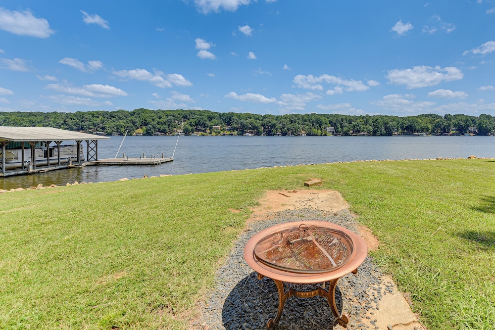 On Lake Tillery: Spacious Home w/ Screened Porch!