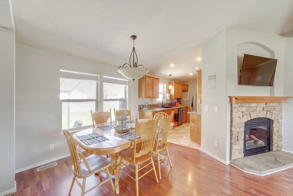 1 Mi to Lake: Getaway w/ Patio in Coulee City!