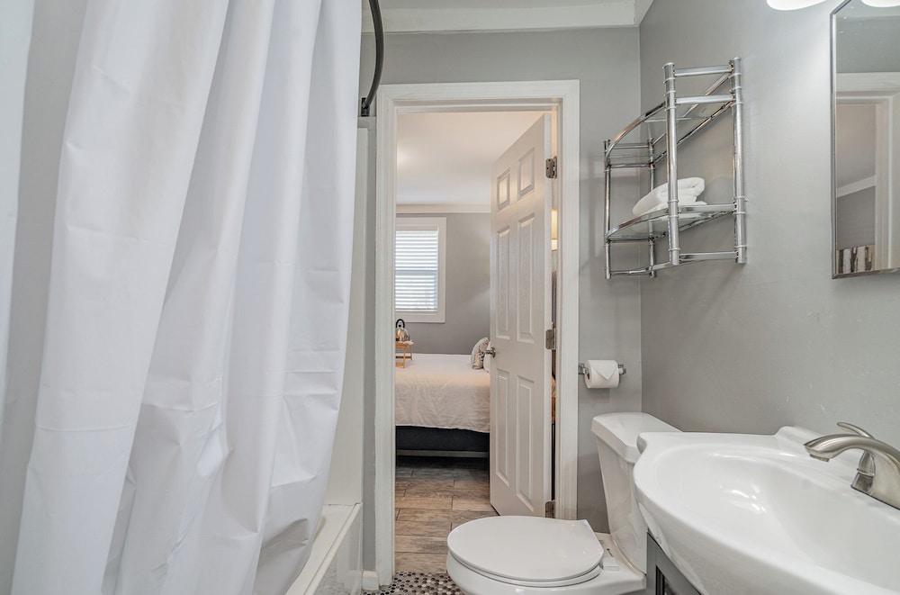 Urban Pearl-2 Bedroom & Private Patio-in Midtown
