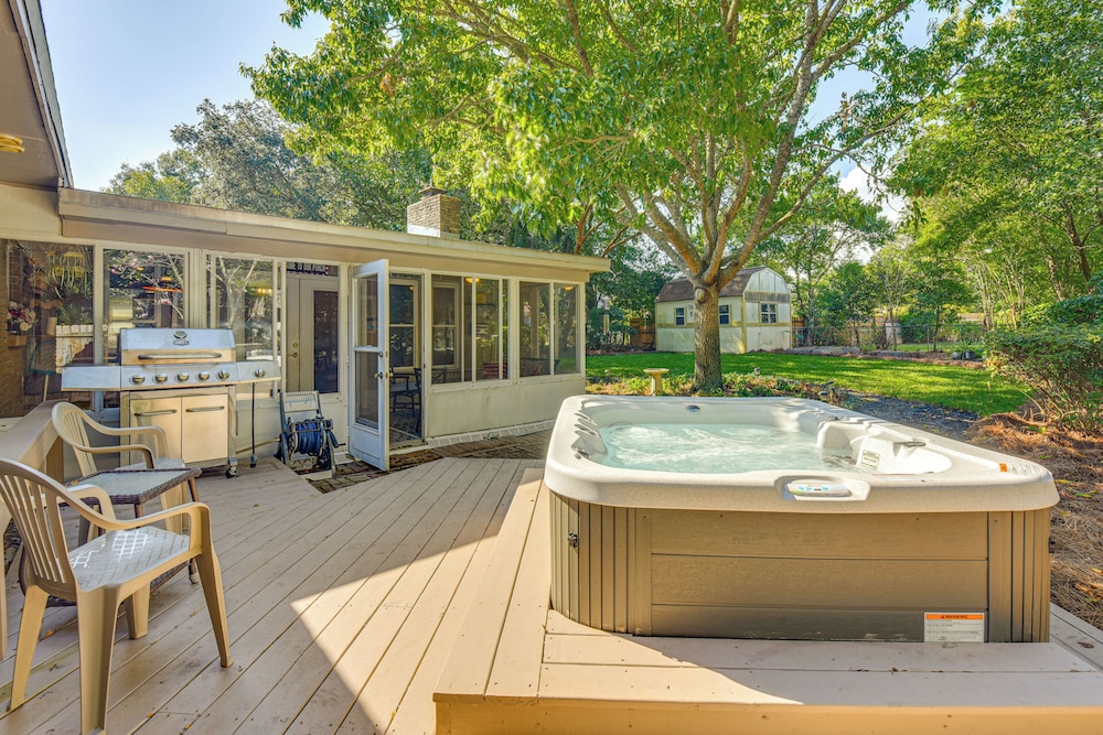 Spacious Home w/ Hot Tub in Fort Walton Beach!
