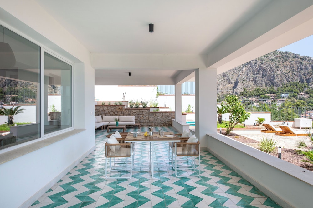 Sea Frame Design Apartments with Pool by Wonderful Italy