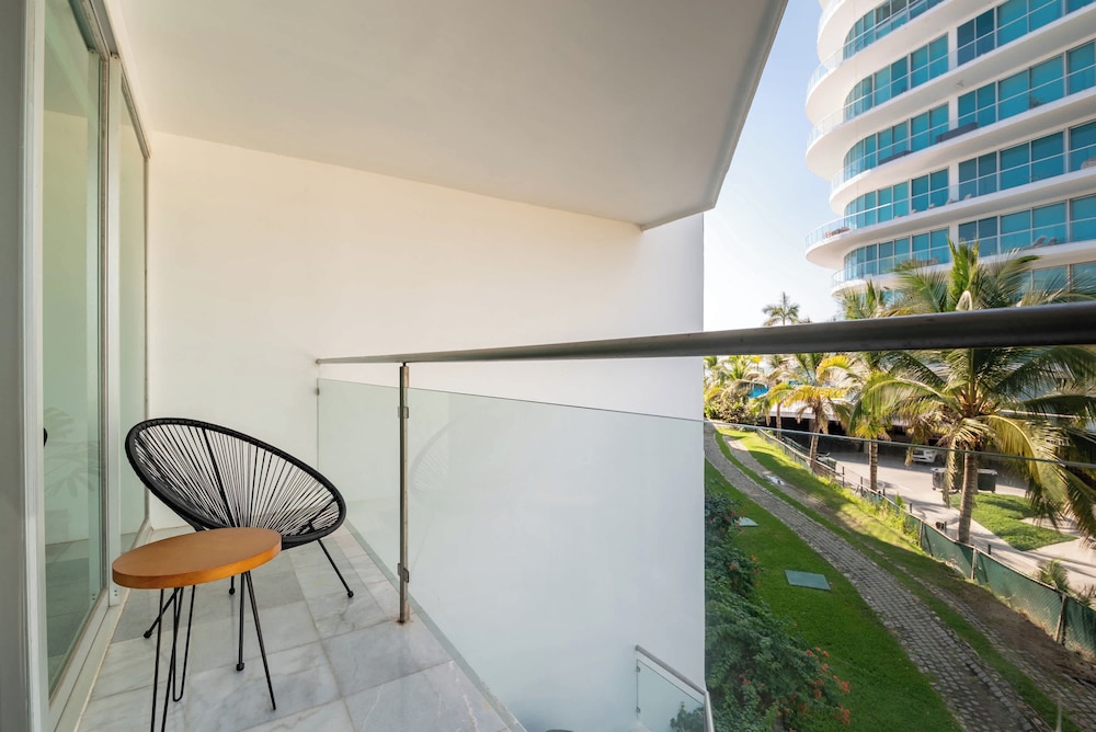 Beachfront Duplex With Multiple Pools - Beachclub
