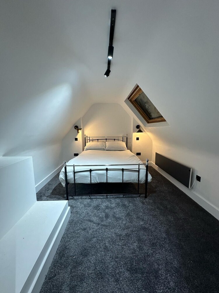 Dippen Hall Signature Apartment - Minutes From LGW