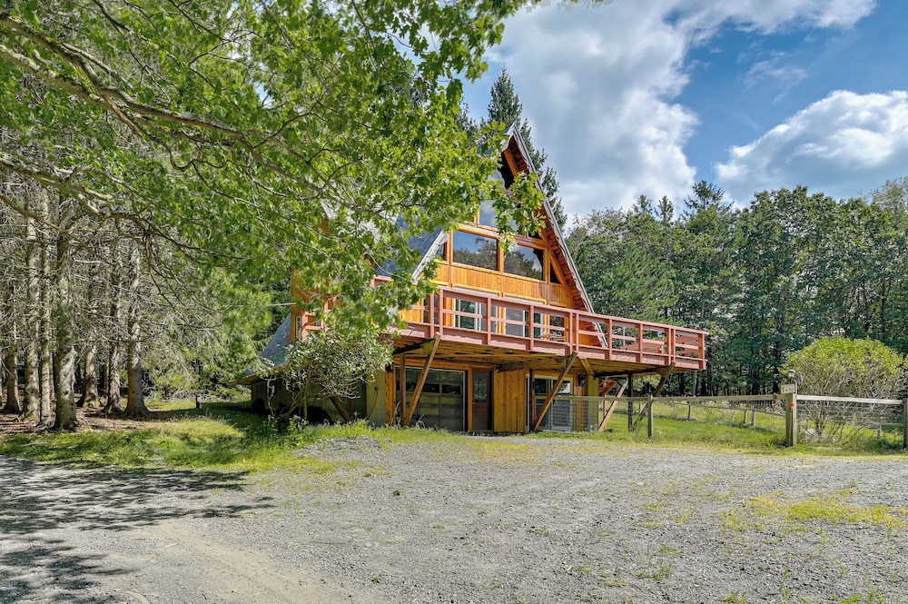 1 Mi to Grafton Lakes St Prk: A-frame in the Woods