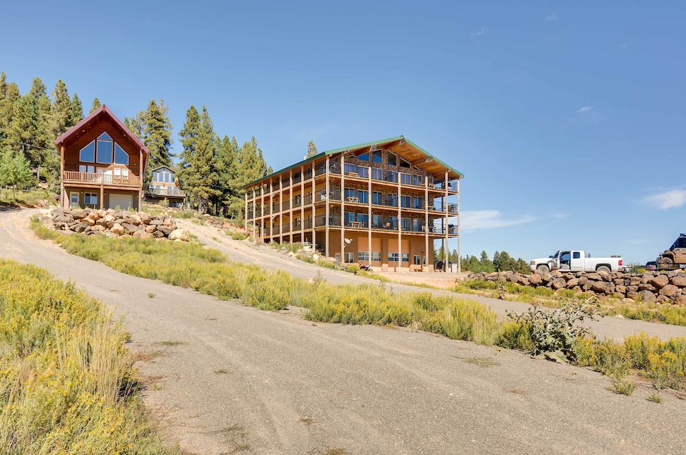 Pet-friendly Apt in Duck Creek Village w/ Mtn View