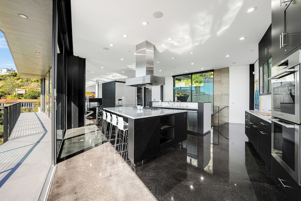 Glass Mansion - Chic Glass Villa in LA Hills With Views, Style & Serenity