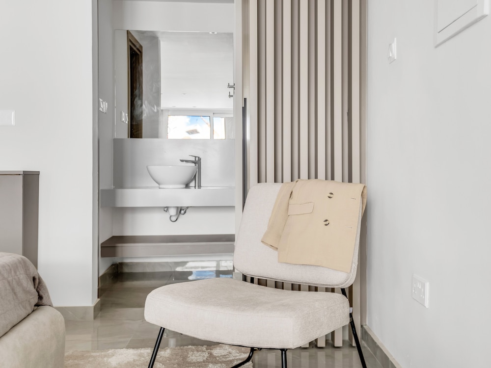 Sanders Crystal - Petite 2-bdr Apt w Terrace