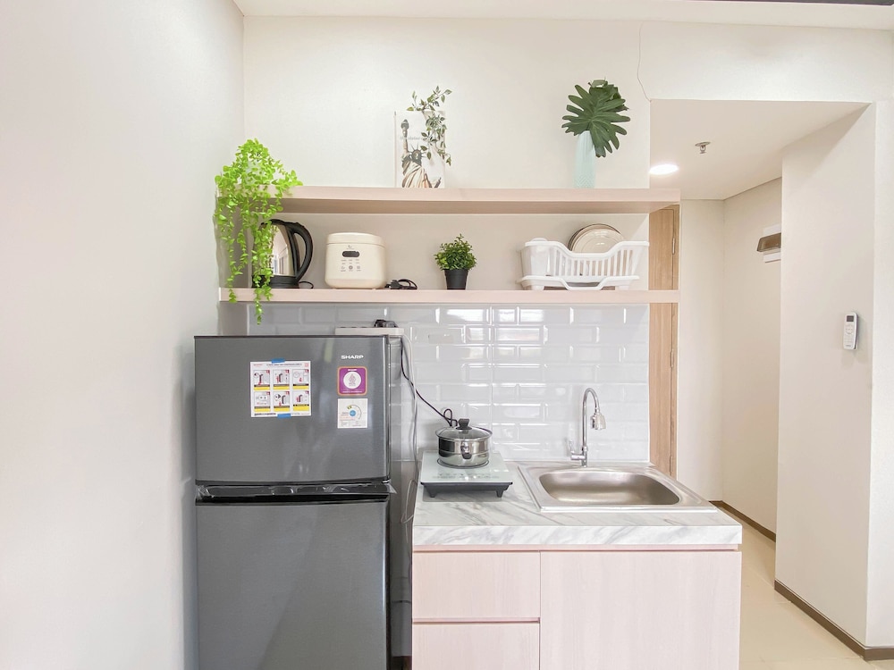 White Accent Studio At Apartment Meikarta Near Paramadina University