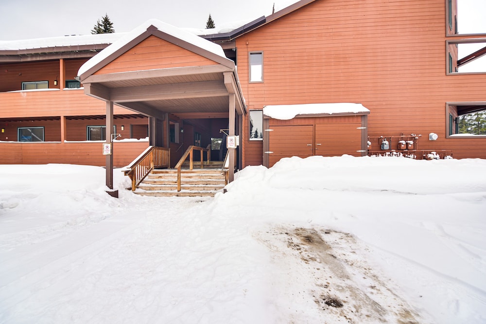 Walk to Winter Park Resort: Condo w/ Hot Tub!