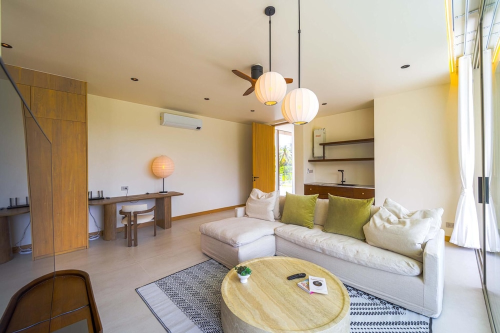 Ultra-Modern 6-Bedroom in GolfCourse PH6
