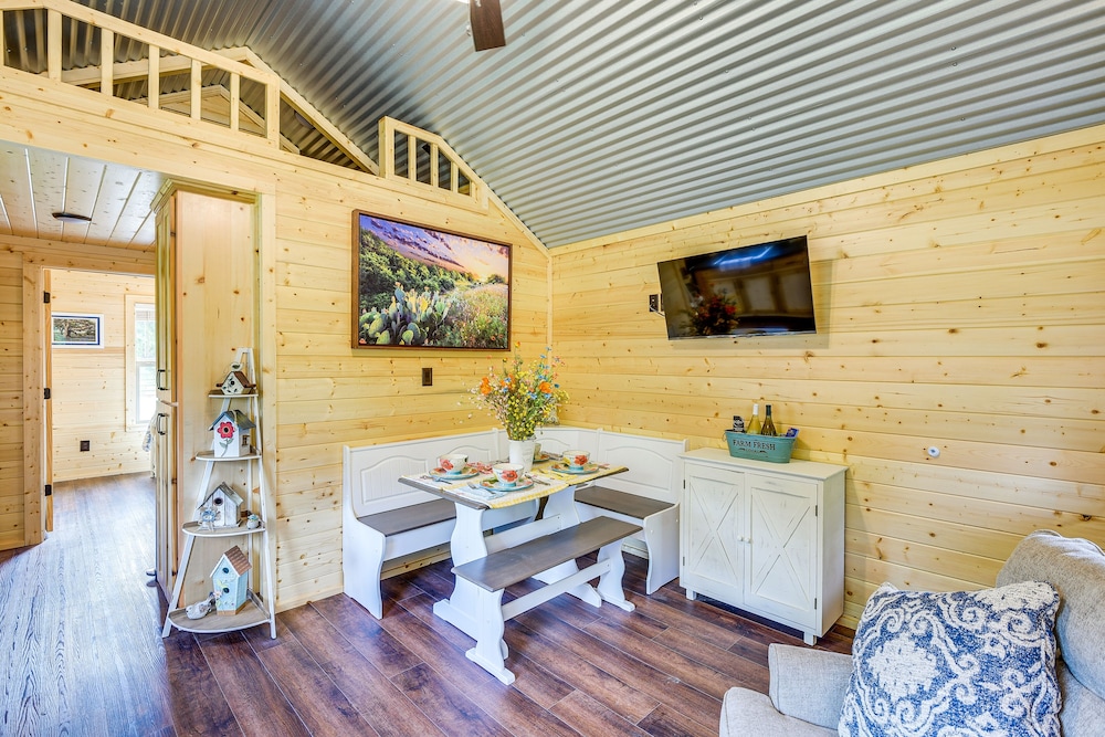 Rustic Texas Getaway w/ Grill on 30 Acres