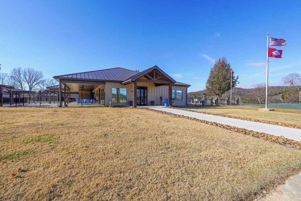 Chic Farmhouse, 3Mi to Lake-pet Friendly & Golfing