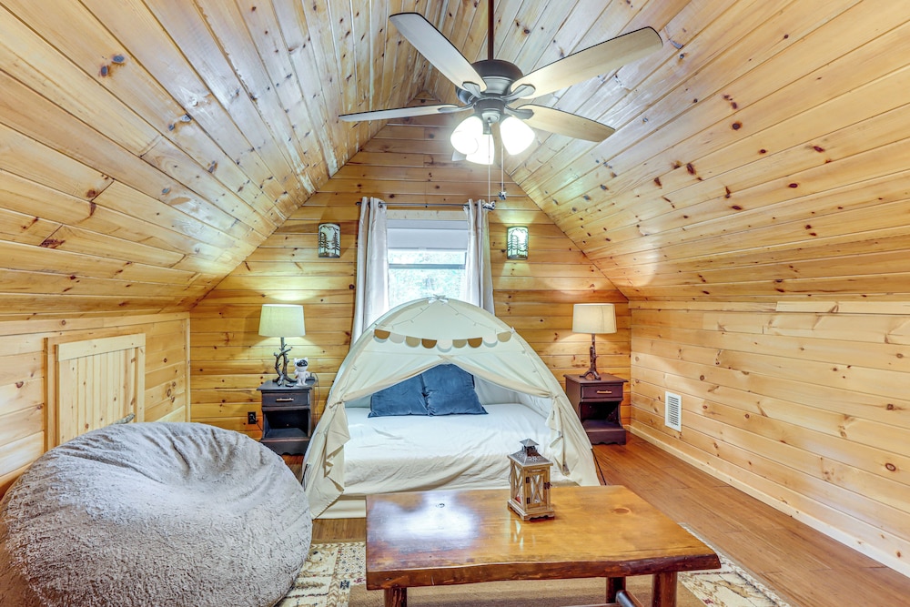 Deck, Panoramic Views: Serene Mineral Bluff Cabin!