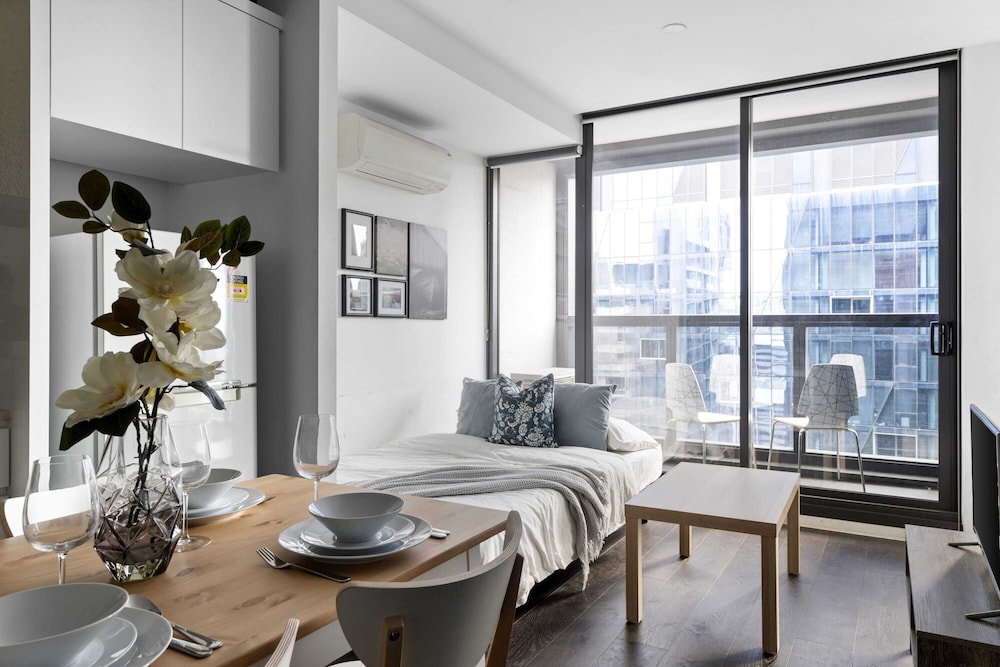 Pet-friendly 2BR Near Southern Cross, City Views