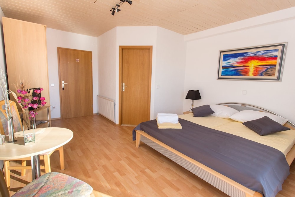 Lanterna Rooms view 4
