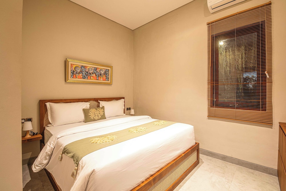 5-br Beach Villa in Canggu Overlooking Rice Fields