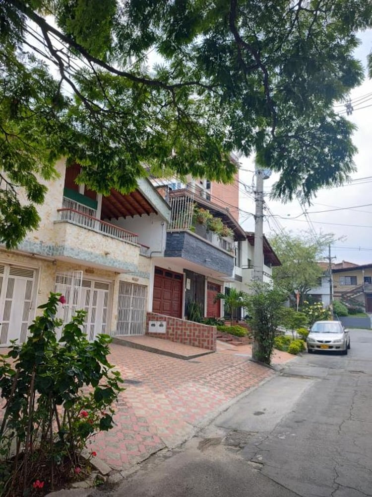 Nora's Laureles