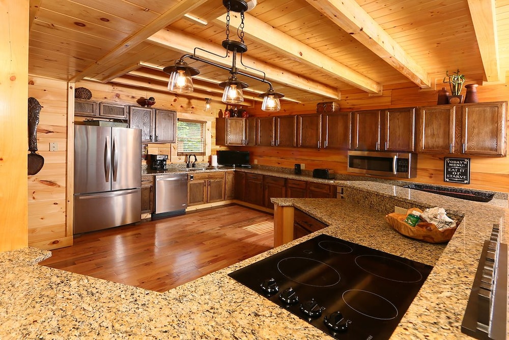 Picture Perfect 7 Br cabin by RedAwning