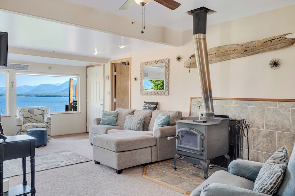 6 Mi to Main St: Oceanfront Cottage in Ketchikan