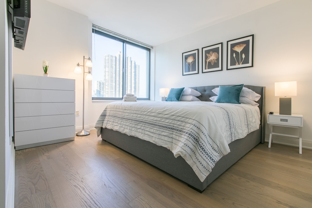 Bright 2 Bedrooms 2 Bathrooms Unit With Balcony