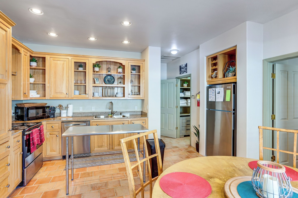 Walk to Hot Springs: Updated Retreat in Dtwn Ouray