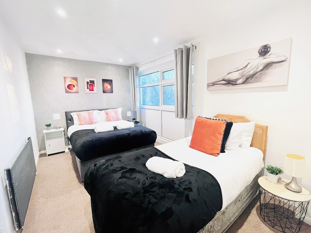 House - Sleeps 10 - Parking - Garden