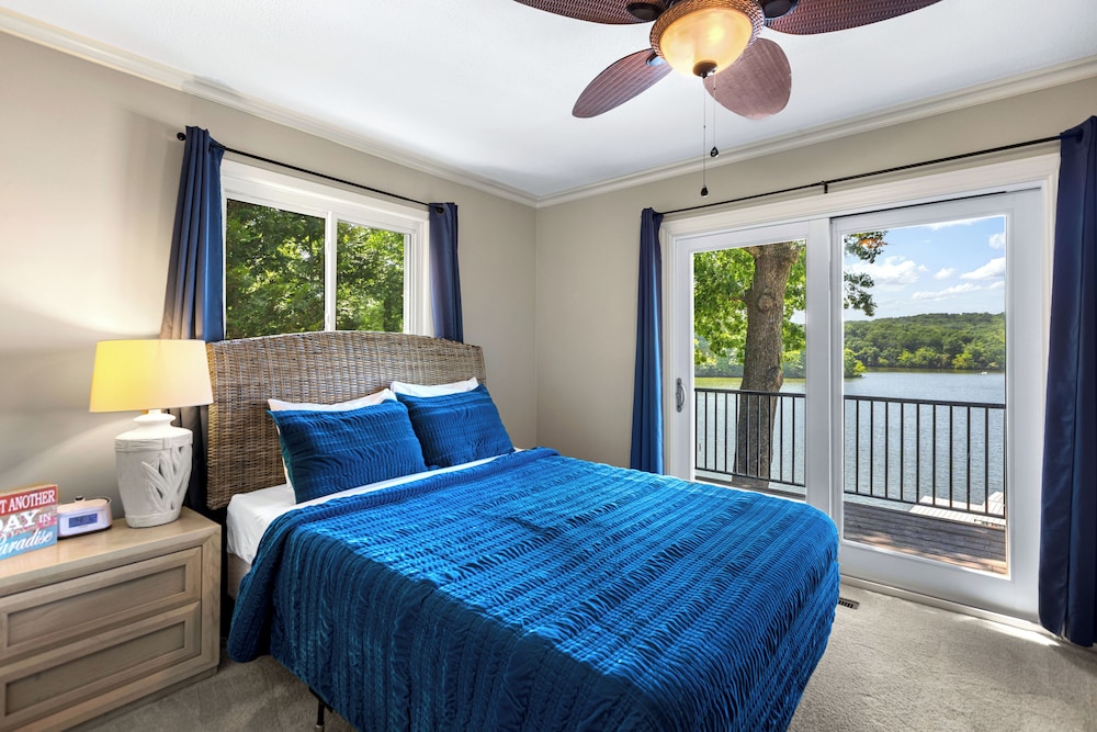 Lakeside Oasis Room for 12!