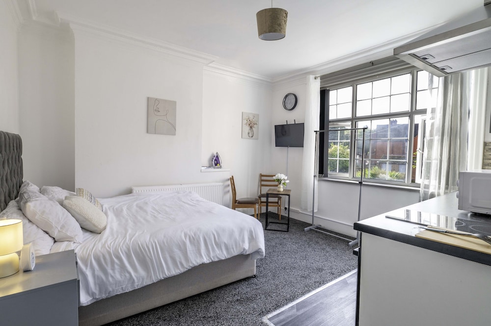 Lovely 2-bed Studio10 in Coventry view 3