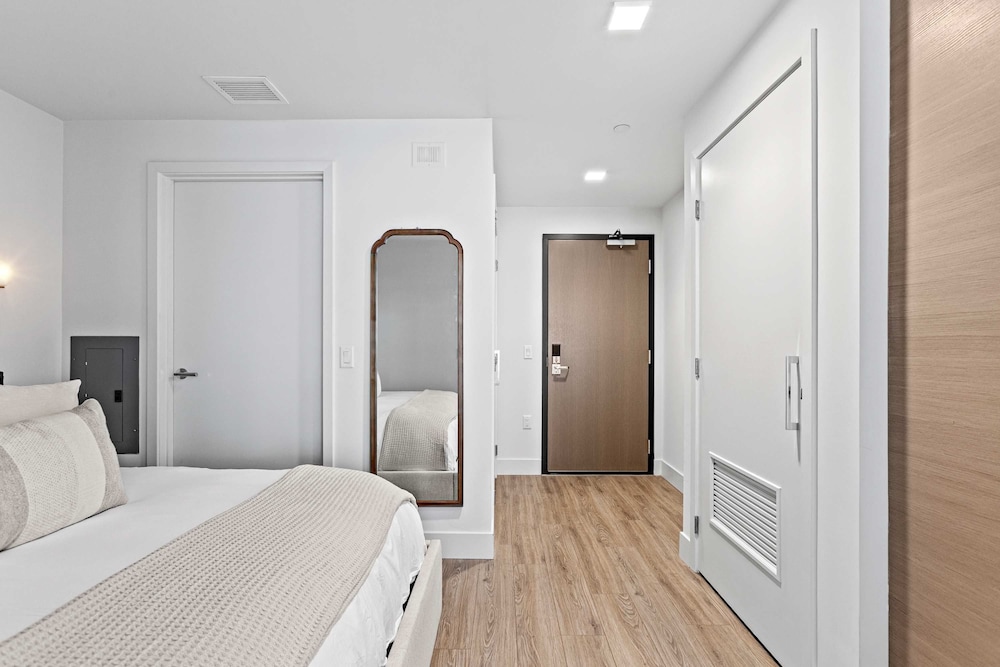 NEW Downtown Luxe King Suite Sauna Pool Access