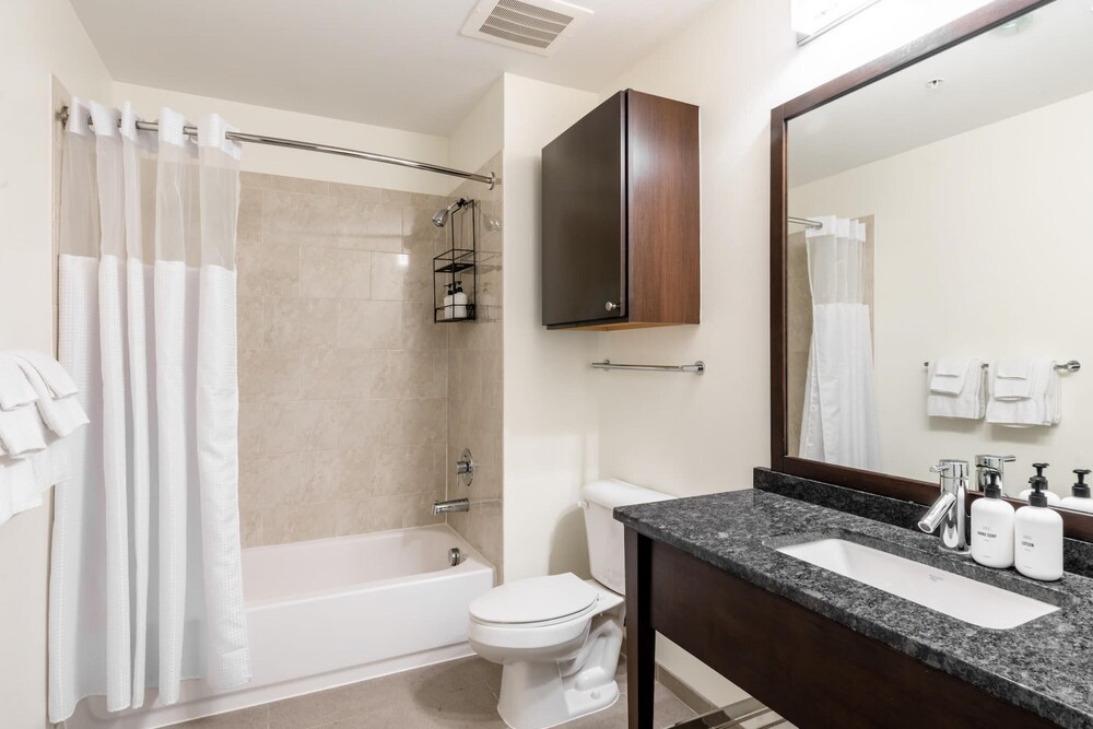Kasa Welcoming 1 BD Amenity Access Alexandria