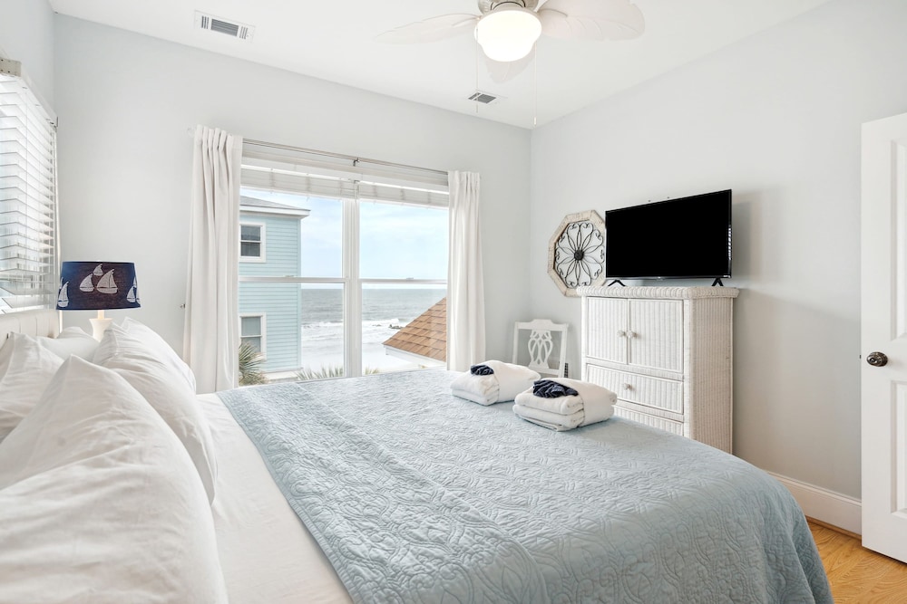 Oceanfront w Pool Panoramic Deck Views 5bdr Folly Ocean Breeze by Avantstay