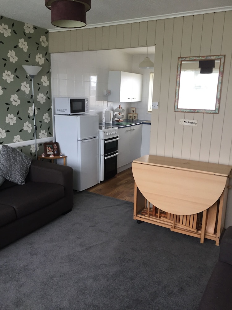 2 bed dog Friendly Chalet on Sunbeach Scratby view 5